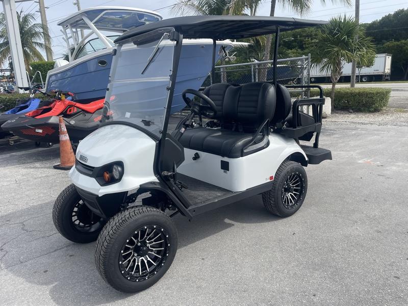 2024 E-Z-Go Express™ S4 Gas Bright White
