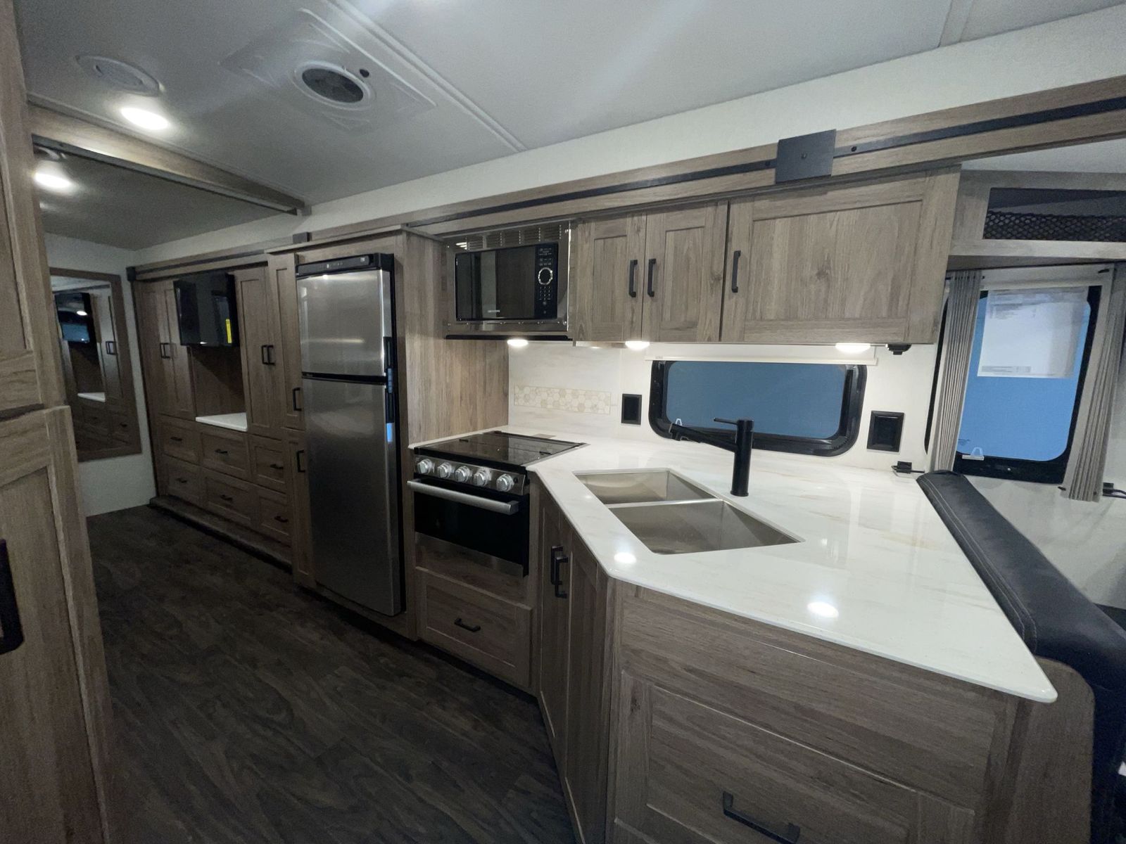New 2024 Winnebago Vista 33K