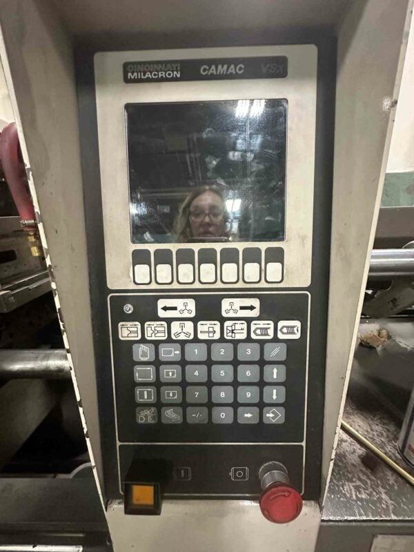 165 Ton, 13oz Cincinnati VSX 55 – 4.44 OZ Injection Moulding Machine, 17.9″ X 16.73″